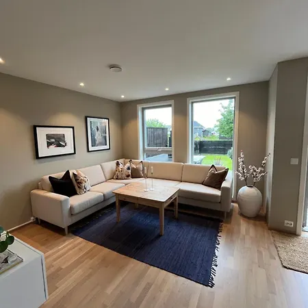 Nyaraló Modern 3 Bedroom House With Garden And Free Parking For Rent In Stavanger During Ons Close To The Airport Sola